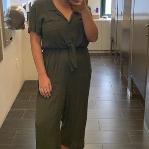 Cool and casual army green jumpsuit. Universal Thread size Large